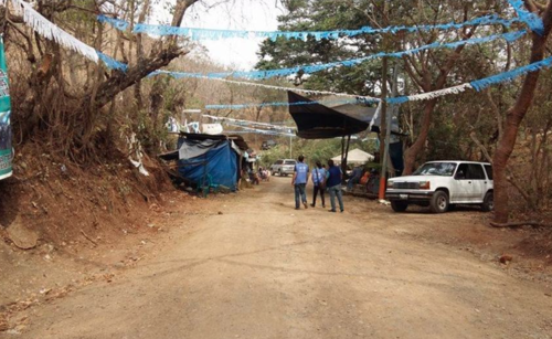 Un grupo de pobladores mantenía un campamento en las afueras del proyecto minero. (Foto: Nuestro Diario)