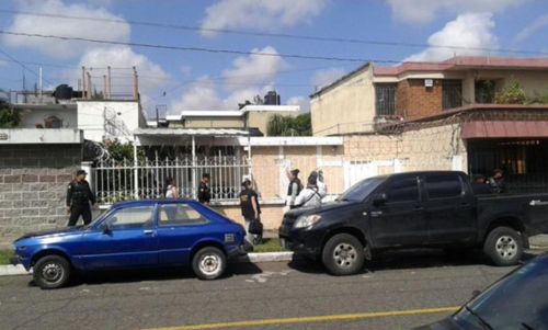 Vista exterior de la residencia a nombre de Roxana Baldetti, ubicada en la zona 5. (Foto: MP) 