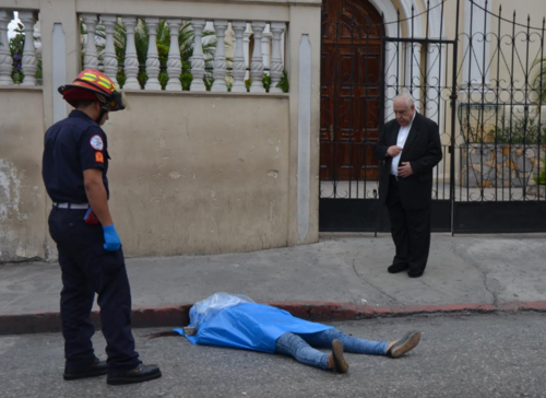 El sacerdote reza frente al cuerpo de la mujer asesinada. (Foto: Cortesía Bomberos Municipales) 