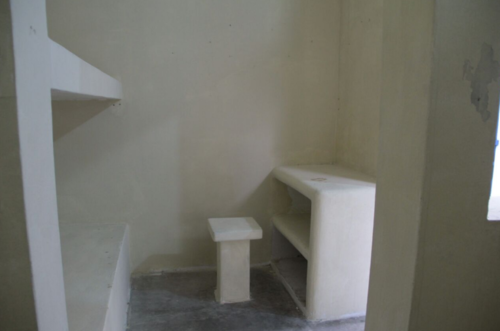 Las celdas cuentan con literas y camas de cemento. (Foto: Mingob)