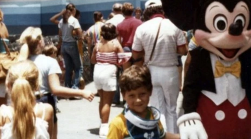 Esta es otra de las imágenes que comprobarían las vacaciones de Pablo Escobar en Disneyland. (Foto: Sopitas.com) 