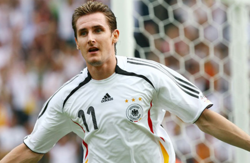 "Miro" Klose celebra un gol en Alemania 2006. (Foto: Alchetron)