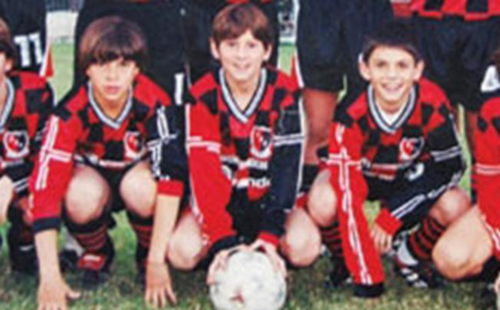 Leo Messi de pequeño, con la camiseta de Newell's. "Algún día me gustaría jugar allí". (Foto: Sport.es)