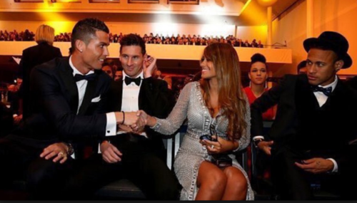 Cristiano saluda cordialmente a Antonella, pareja de Leo Messi. (Foto: Archivo Sport)