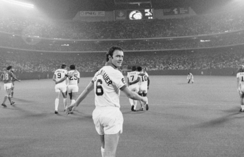 Franz Beckenbauer con el uniforme del Cosmos. (Foto: 101GreatGoals.com)