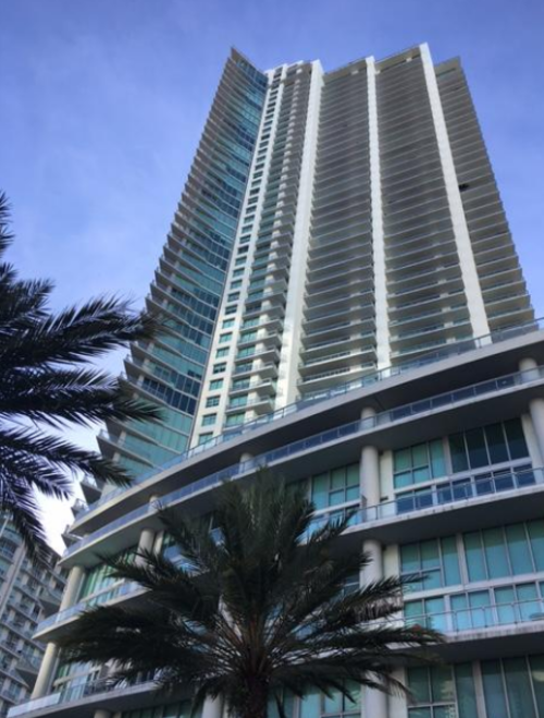 Vista del edificio donde Erick Archila compró dos apartamentos en 2011 y los remodeló en 2015. (Foto: Univisión) 