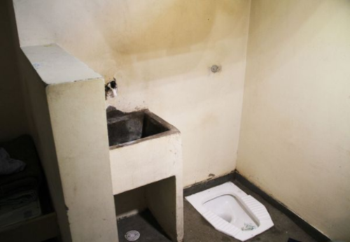 Las celdas son compartidas por tres reclusos. (Foto: AFP)