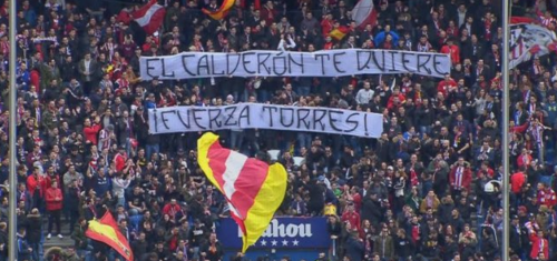 Ésta es la bandera desplegada por la afición colchonera en señal de apoyo al delantero español. (Foto: @elchiringuitotv)