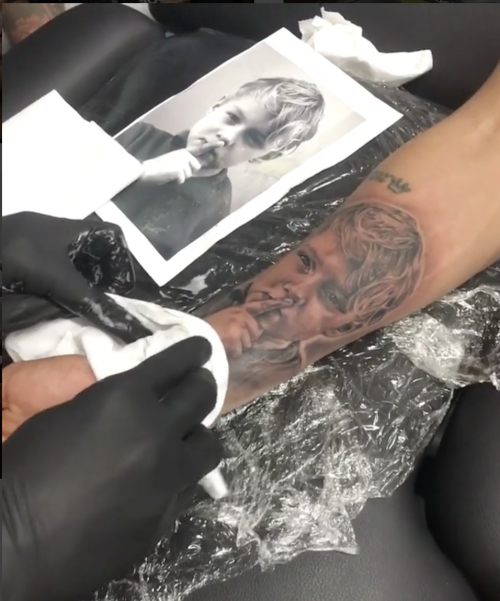 Neymar decidió tatuarse un retrato de su hijo Davi Lucca en el antebrazo. (Foto: Instagram)