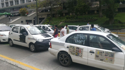 Los taxistas taparon las placas de sus vehículos y los números que identifican los taxis. (Foto: Cortesía Julio Sosa) 