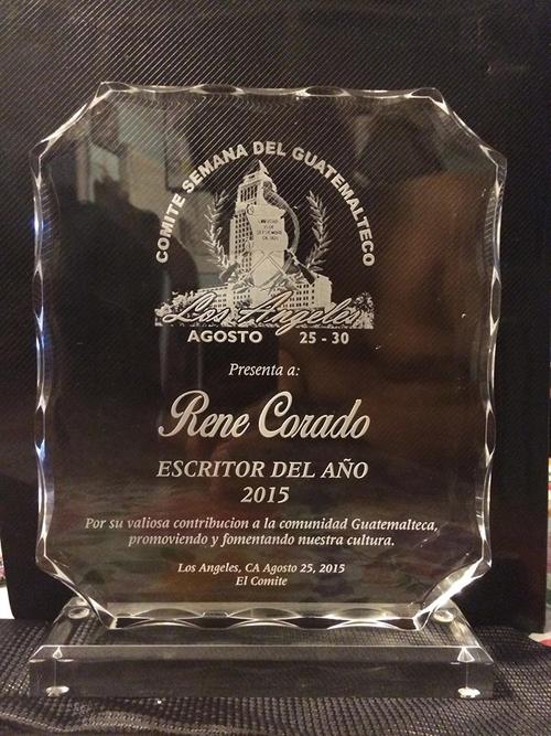 René Corado recibió el galardón como "Escritor del año 2015" de parte del Comité Semana del Guatemalteco en Los Ángeles California. (Foto: René Corado)  