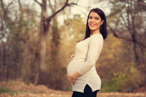 Según expertos, el peso que una mujer gana durante la gestación oscila entre 26 a 35 libras. (Foto: Shutterstock) 