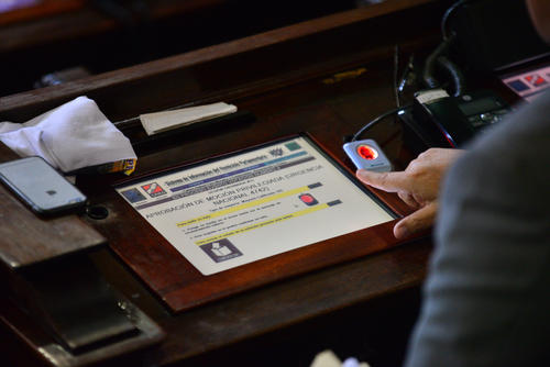 El tablero electrónico facilita las votaciones en las sesiones plenaria y permite conocer de manera más transparente cómo votó cada parlamentario. (Foto Archivo/Soy502)
