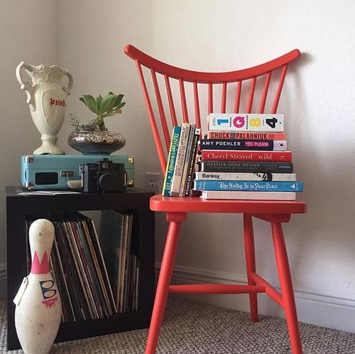 Las sillas pueden transformarse en libreras. (Foto: Urban Outfitters) 