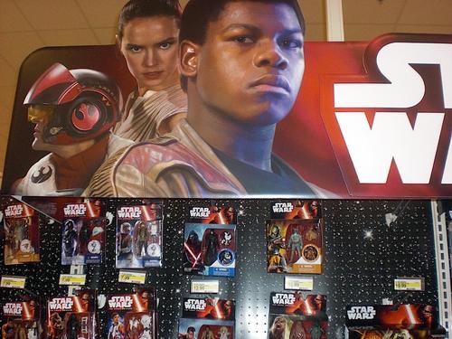 Así lucen las estanterías de los juguetes de Star Wars con el rostro del guatemalteco Oscar Isaac, en tiendas de Estados Unidos. (Foto: futureofstarwars.com) 
