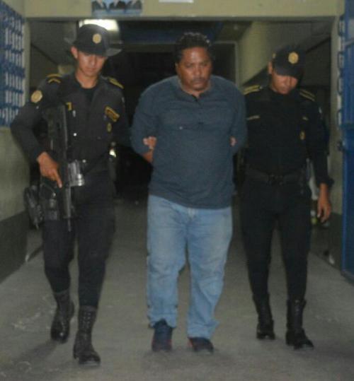 Las autoridades detuvieron a Roberto Antonio Trabanino Vargas de 41 años, quien se conducía en un vehículo con reporte de robo. (Foto: PNC)