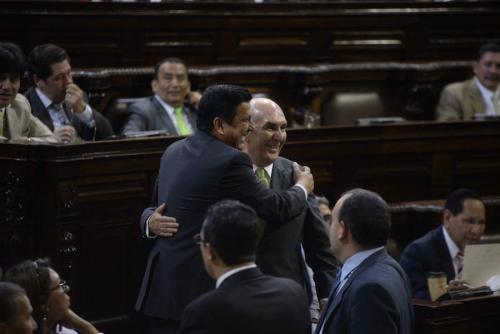 Mario Taracena se abraza aquí con el diputado Galdámez, una de las figuras más señaladas de la actual y la pasada Legislaturas. (Foto: Wilder López/Soy502)