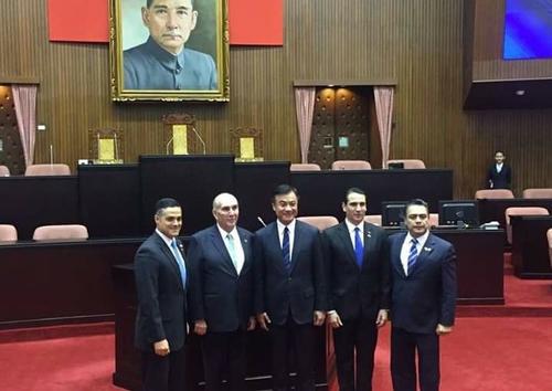 Una delegación de diputados visitó recientemente Taiwán, país que donó una antena para ampliar la cobertura del canal de televisión del Congreso. (Foto: Congreso)