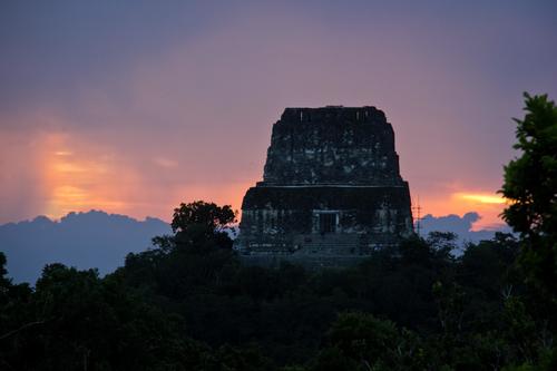 Según la revista Traveler, los paisajes que se pueden observar en la cima de los templos son espectaculares (Foto: Inguat)