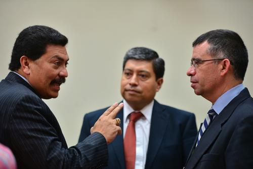 El agente fiscal José Antonio Morales, ha liderado el proceso de investigación del Caso La Línea. En la foto con Francisco García Gudiel, abogado de Carlos Muñoz, Juan Carlos Monzón y Marta Sierra de Stalling. (Foto: Soy502)