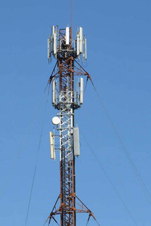 De acuerdo con el artículo 4 de esta Ley las empresas de telecomunicaciones pueden instalar torres de transmisión de datos en terrenos públicos o privados y aquellos que se opongan podrían incurrir en delito (Foto: Archivo)