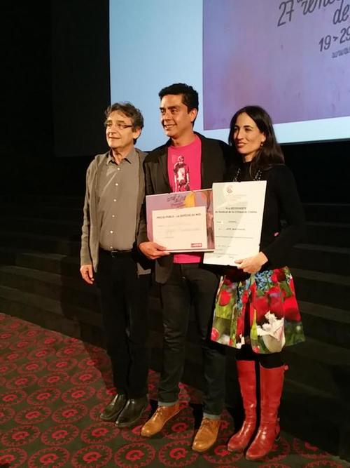 Jayro Bustamante recibe el galardón a "Mejor Crítica del Público" y "Mejor Crítica de Cine", en el festival de Cine Latino de Toulouse, Francia. (Foto: Cinélatino Toulouse)