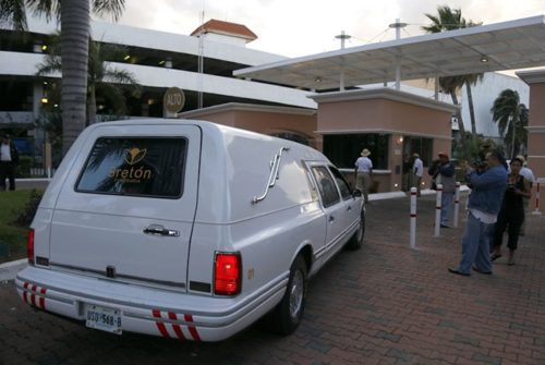 El cuerpo de Chespirito, salió del fraccionamiento "Isla Dorada", en la zona hotelera de Cancún, donde vivía. (Foto: El Universal) 