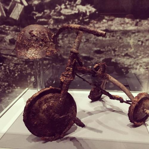 Este triciclo, en el Museo de Hiroshima, remite inevitablemente al niño que debió conducirlo. (Foto: Dina Fernández).