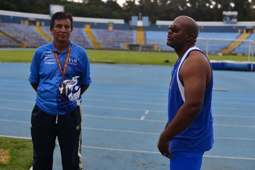 El atleta guatemalteco, Isaac Leiva, junto a su entrenador, en el estadio Mateo Flores, previo al entrenamiento. (Foto: Wilder López/Soy502)