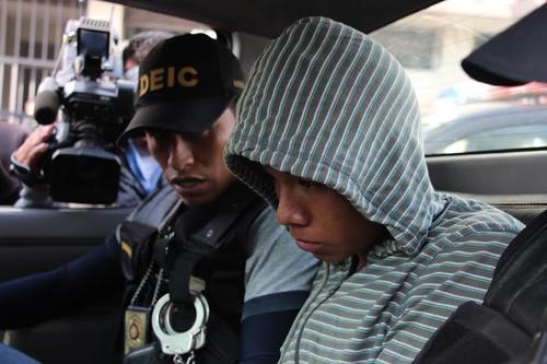 El joven capturado tiene 17 años, estudia en el Instituto Central para Varones donde cursa el Primero Básico. (Foto:PNC) 