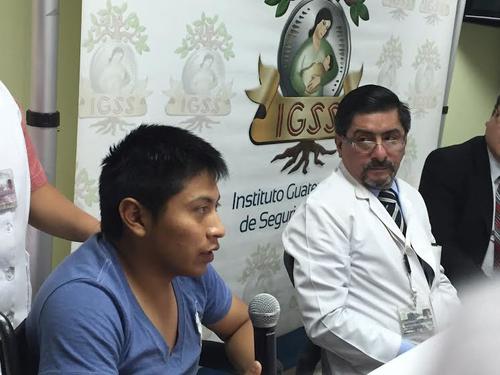 Henry Hernández, en la conferencia previo a salir del hospital 7-19 del IGSS. (Foto: Wilder López/Soy502)
