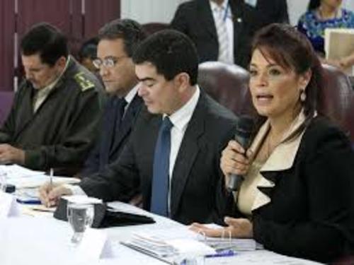 Las sospechas comenzaron a surgir cuando el jefe de la SAT en 2012, Miguel Gutiérrez, destituyó a 140 personas, entre ellas a Omar Franco, hoy ligado a proceso por pertenecer a una red de defraudación aduanera. (Foto: Vicepresidencia)