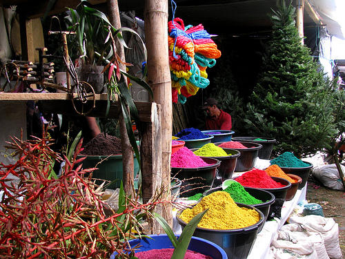 Las ventas callejeras para elaborar el Nacimiento o adornar la casa en la temporada son comunes en el país.  (Foto:  http://fersnewblog.blogspot.com/)