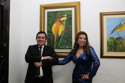 El abogado Vernon González Portillo en una de las exposiciones artísticas de la Registradora de la Propiedad, Anabella de León. (Foto: Facebook).