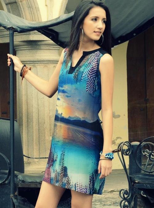 El vestido con la fotografía de Atitlán es uno de los más queridos. (Foto: facebook Paula Cuevas galería de moda) 