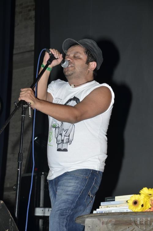 Omar, vocalista de Viernes Verde interpretó con sentimiento las 10 canciones del mítico álbum. (Foto: Abner Salguero/Nuestro Diario) 