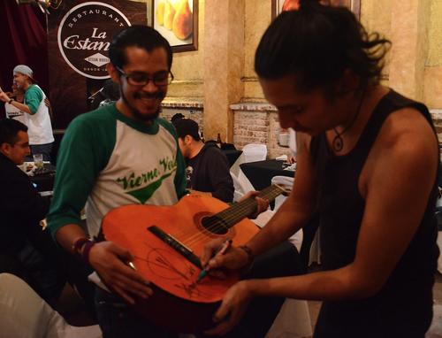 Seguidores pideieron autógrafos a sus músicos favoritos. (Foto: Selene Mejía/Soy502)  
