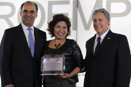 Vilma Jeanett Salazar, fue galardonada como la mujer emprendedora del año. (Foto: Alexis Batres/Soy502)