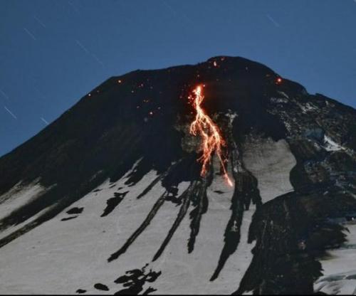 La actividad del volcán Villarrica disminuyó de forma considerable este miércoles.  (Foto: Gobierno de Chile)