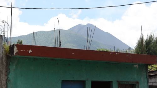 El Volcán de Pacaya dio la bienvenida a propios y extraños, frente al Salón Municipal de San Vicente Pacaya, por el estreno de la película, grabada en la localidad "Ixcanul". (Foto: Selene Mejía/Soy502) 