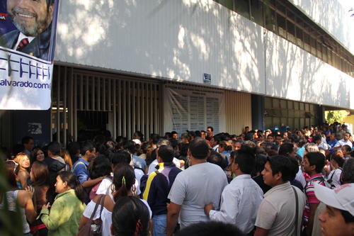 A partir de las 8 horas las puertas de las facultades se abrieron para que los estudiantes y profesores emitieran su voto (Foto: Alexis Batres/Soy502)