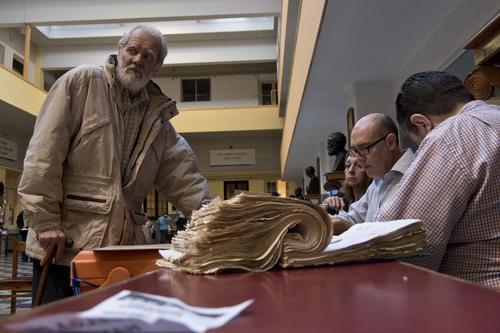 Pese al mal tiempo en Uruguay, se espera la asistencia de más de 2 millones de personas para emitir su voto. (Foto: AFP)