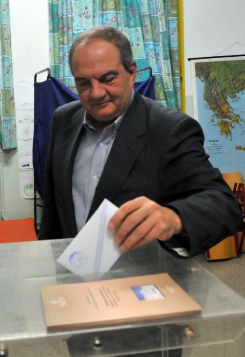 El Primer Ministro de Grecia,  Kostas Karamanlis, votó este domingo, pero a su partido conservador no le alcanzaría para continuar con el poder en Grecia. (Foto: AFP)