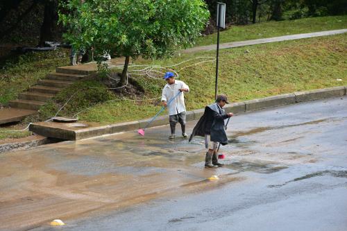 Trabajadores limpian la calle de acceso a la colonia Portal del Bosque, luego de una inundación.  (Foto: Wilder López/Soy502)