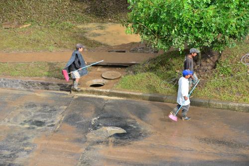 Los drenajes de la calle habrían colapsado por la copiosa lluvia del lunes. (Foto: Wilder López/Soy502)