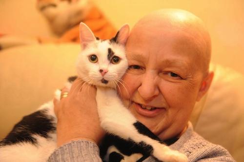 Wendy está viva gracias a que su gato Fidget detectó su tumor en el seno. 