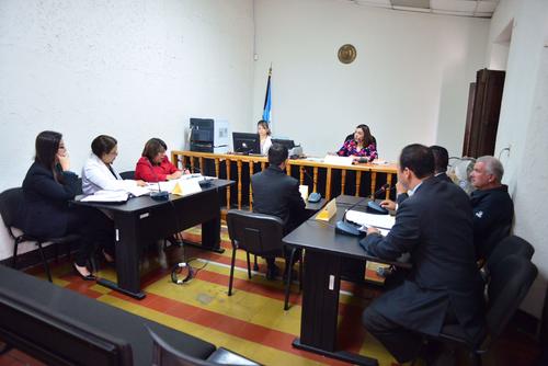 La audiencia para decidir el futuro de la panadería se realizó en un juzgado de materia tributaria. (Foto: Jesús Alfonso/Soy502) 