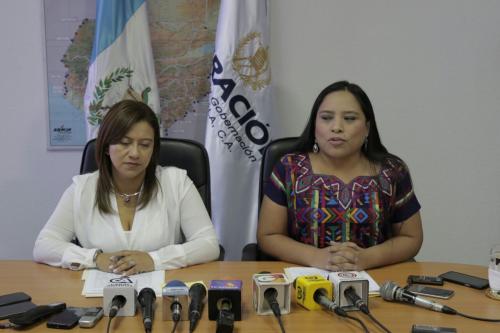 En conferencia de prensa Carolina Miranda, Directora interina de Migración, explicó la situación de la emisión de pasaportes. (Foto: Alejandro Balam/Soy502)