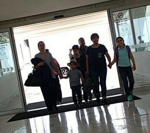 La familia de Javier Duarte fue captada en el aeropuerto de Toluca antes de viajar a Guatemala. (Foto: López Doriga)