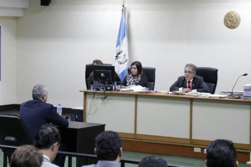 Salvador González alias "Eco" frente a juez Gálvez en el primer día de declaración en el caso Cooptación del Estado. (Foto: Alejandro Balán/Soy502) 